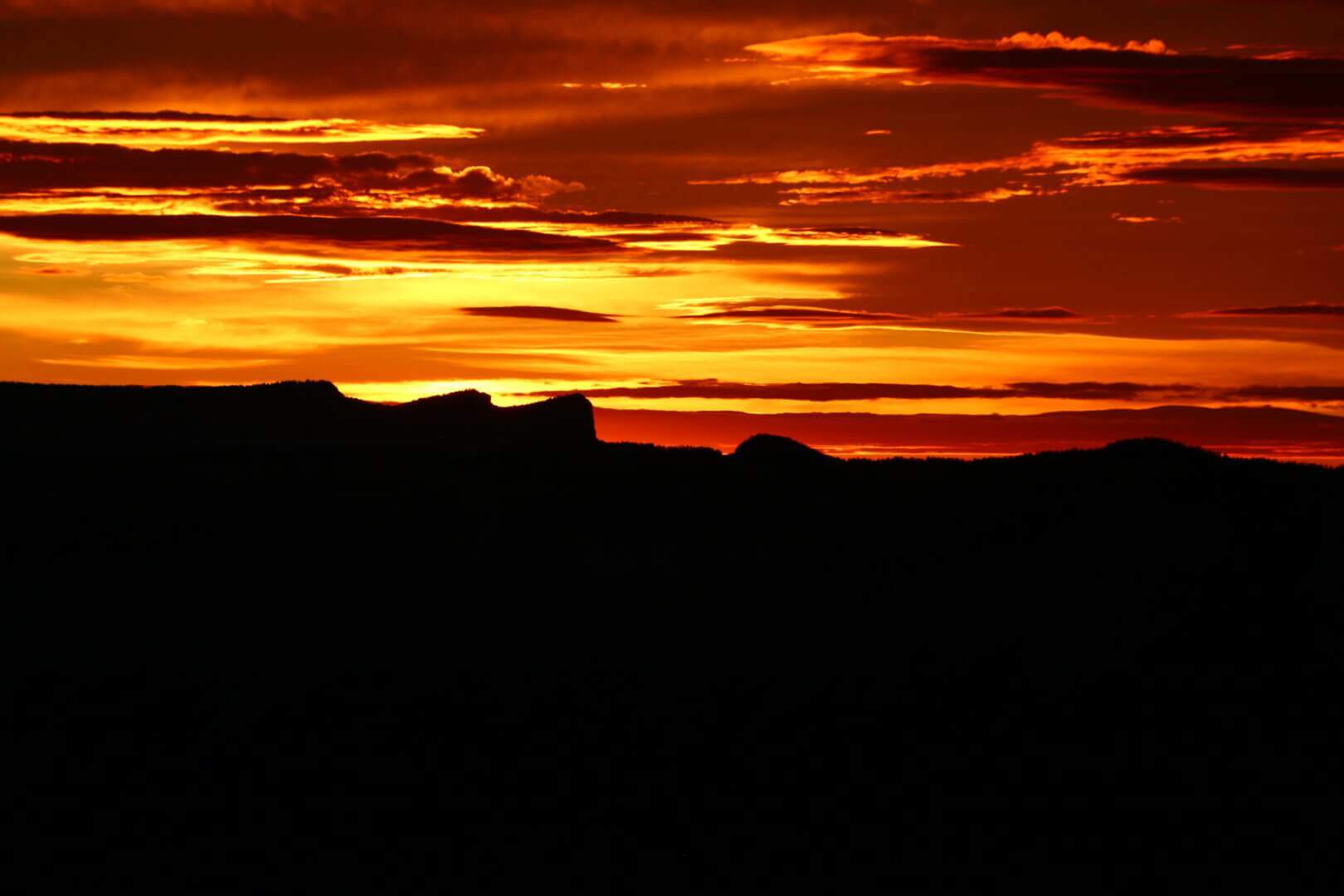 Très beau couché de soleil sur les montagnes