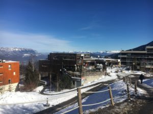 Vue sur le centre 7 de la station de Prapoutel Les 7 laux. beau ciel bleu et neige sur le sol