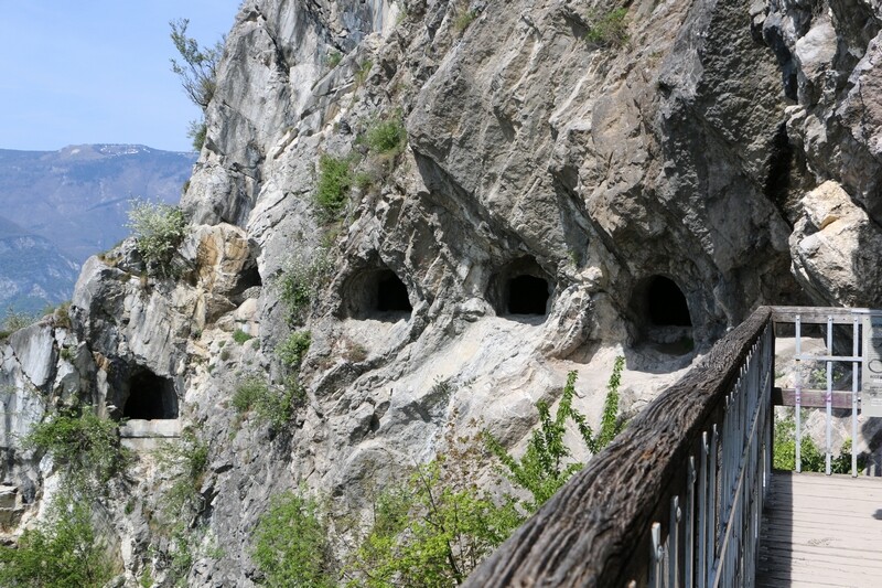 Les célèbres grottes à Mandrin